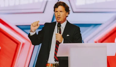 Τάκερ Κάρλσον: «Οι ΗΠΑ μπορεί να φτάσουν ακόμη και στη χρήση πυρηνικών όπλων εναντίον του Ιράν»