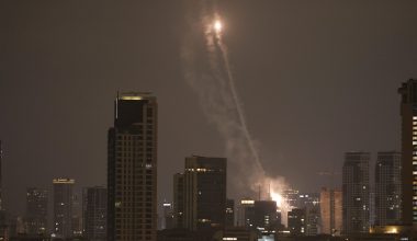 Τελ Αβίβ: Η στιγμή που ιρανικός βαλλιστικός πύραυλος αποφεύγει ισραηλινούς α/α πυραύλους