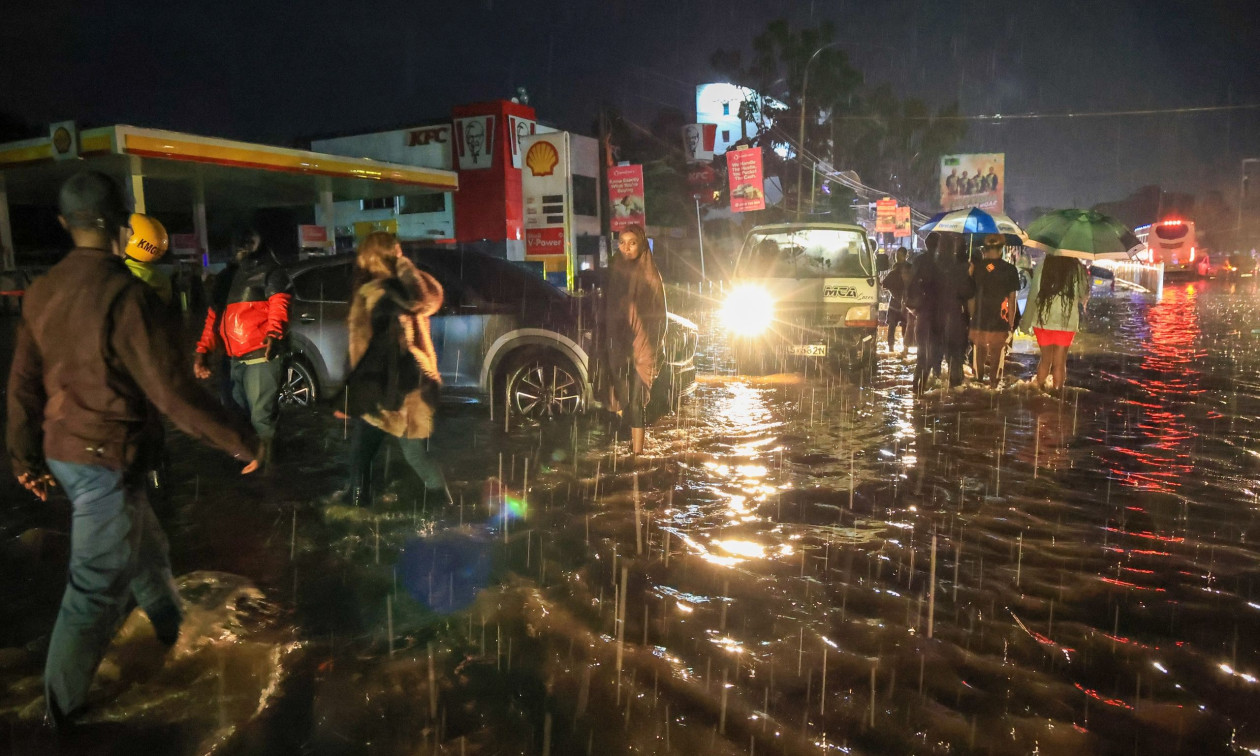 Σφοδρές βροχοπτώσεις στην Κένυα: Πλημμύρισαν τα πάντα – Πάνω από 62 οι νεκροί (βίντεο)