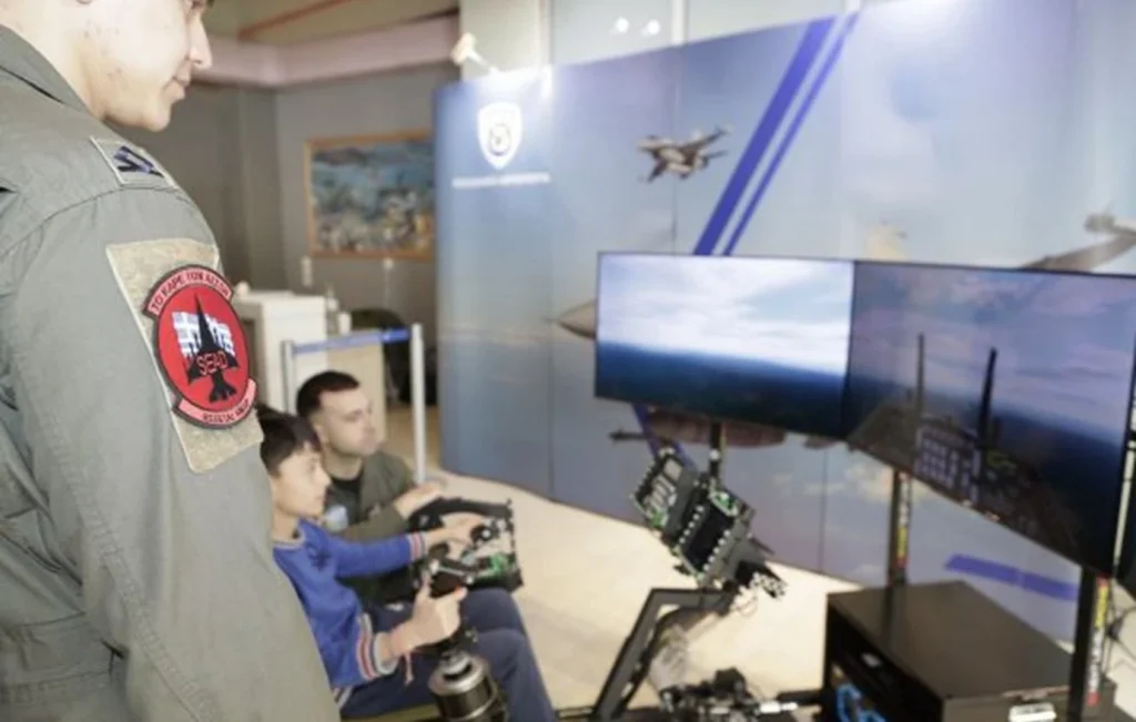 Λαμία: Παιδιά «πέταξαν» με μαχητικά αεροσκάφη μέσα από προσομοιωτές πτήσης F-16 και F-35