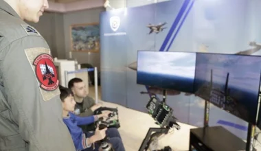 Λαμία: Παιδιά «πέταξαν» με μαχητικά αεροσκάφη μέσα από προσομοιωτές πτήσης F-16 και F-35