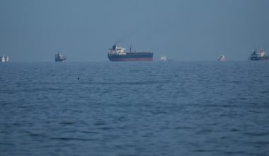 Ζήτημα «ζωής και θανάτου» το άνοιγμα των Στενών του Ορμούζ – Τηλεφωνική συνομιλία Στάρμερ-Τραμπ