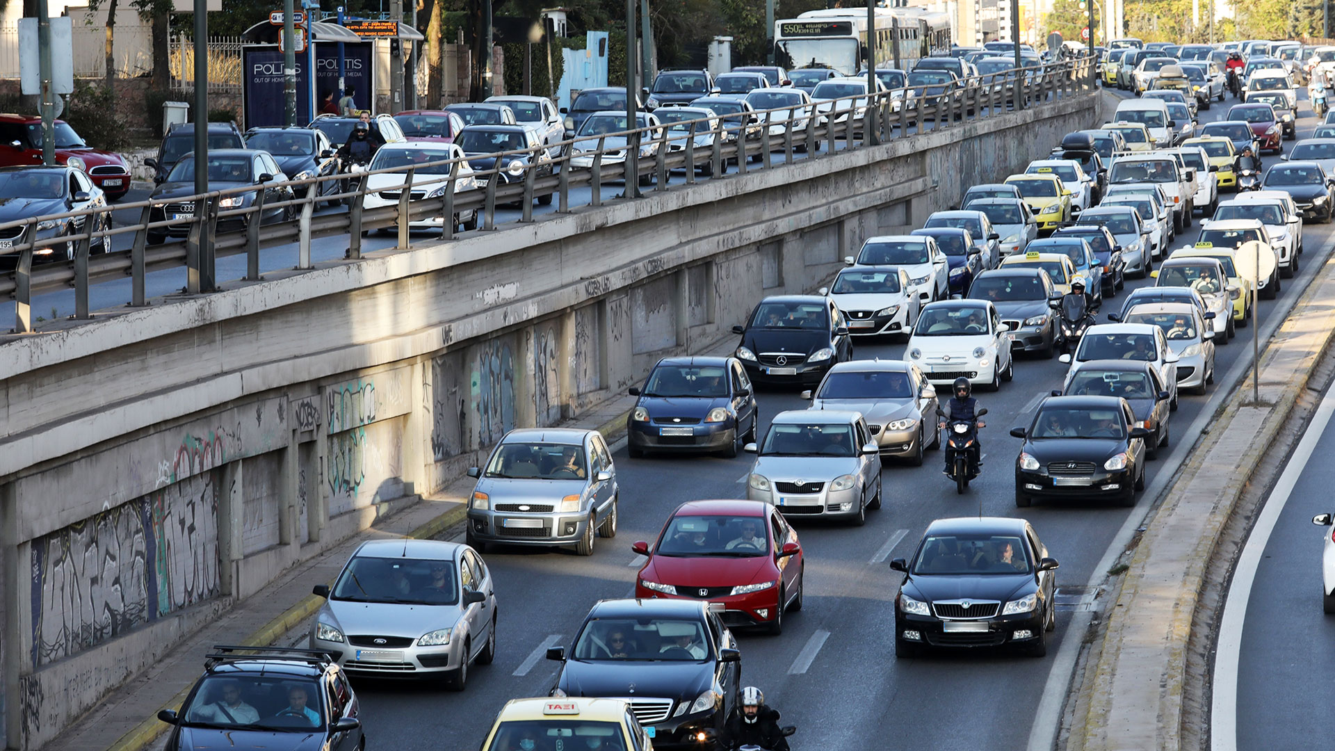 «Βουλιάζει» η Αττική: Ιδού πόσα… εκατομμύρια αυτοκίνητα κυκλοφορούν στην πρωτεύουσα!