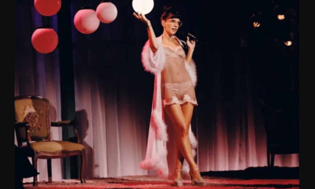 Τα έβγαλε στη φόρα η Λίλι Άλεν: Βγήκε στη σκηνή με μίνι σιθρού φόρεμα και τα εσώρουχά της – Δείτε φωτογραφίες