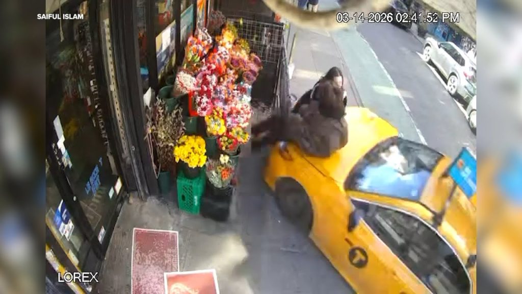 Νέα Υόρκη: Οδηγός ταξί έχασε τον έλεγχο, χτύπησε δύο γυναίκες και τις εκσφενδόνισε! (βίντεο)