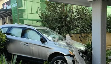 Σοβαρό τροχαίο στο Ναύπλιο: Αυτοκίνητο «χώθηκε» σε πυλωτή πολυκατοικίας (βίντεο)