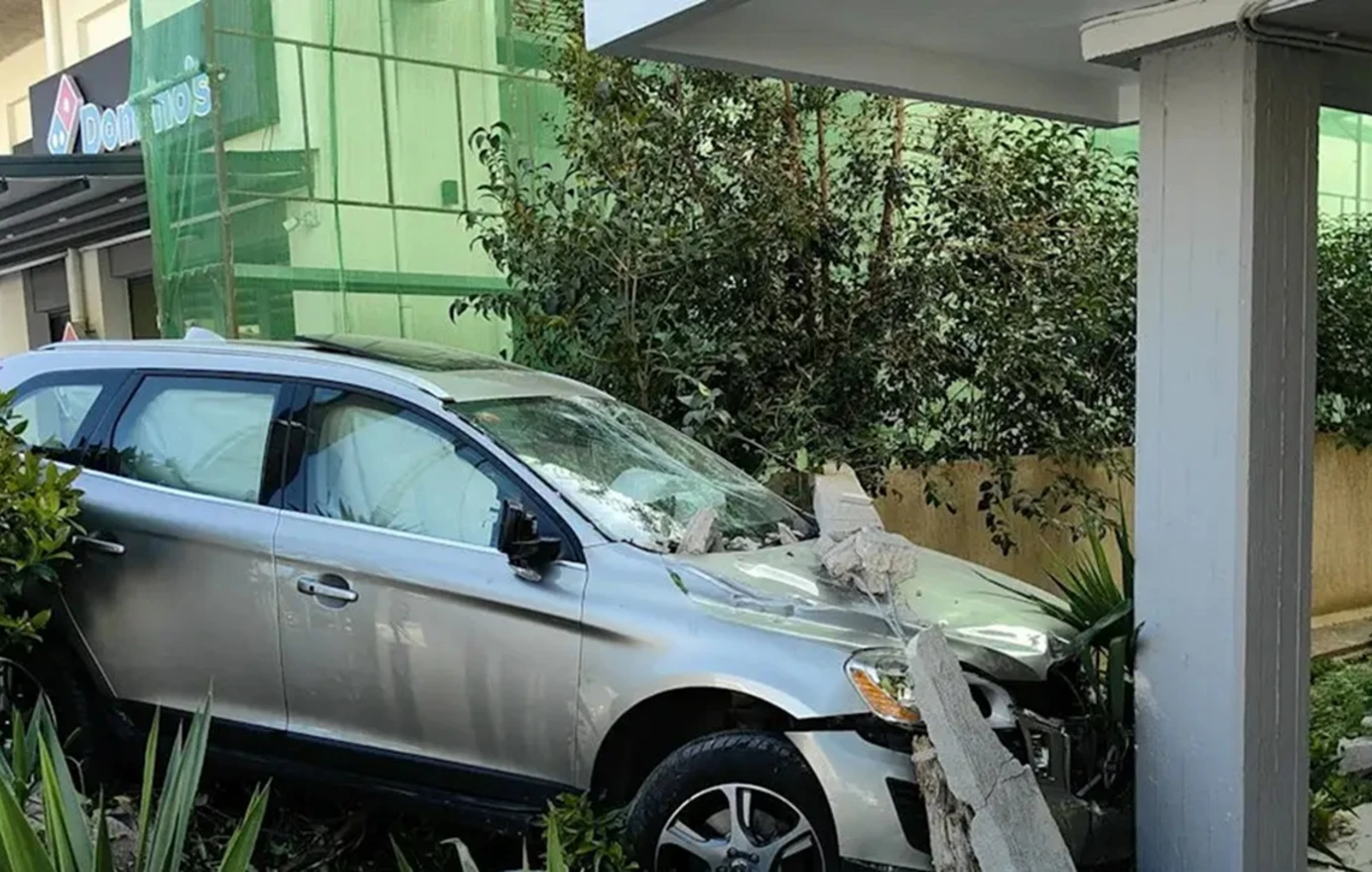 Σοβαρό τροχαίο στο Ναύπλιο: Αυτοκίνητο «χώθηκε» σε πυλωτή πολυκατοικίας (βίντεο)