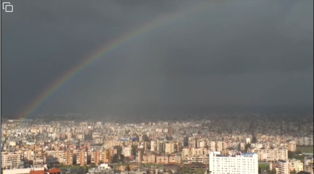 Εντυπωσιακή εικόνα πάνω από τη βομβαρδισμένη Βηρυτό: Εμφανίστηκε ουράνιο τόξο μέσα στους καπνούς (φώτο)