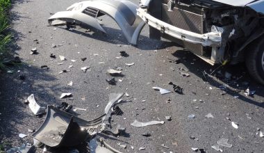 Μετωπική σύγκρουση στη Λαμία: Τρεις τραυματίες – Ο ένας οδηγός εκσφενδονίσθηκε σε χωράφι