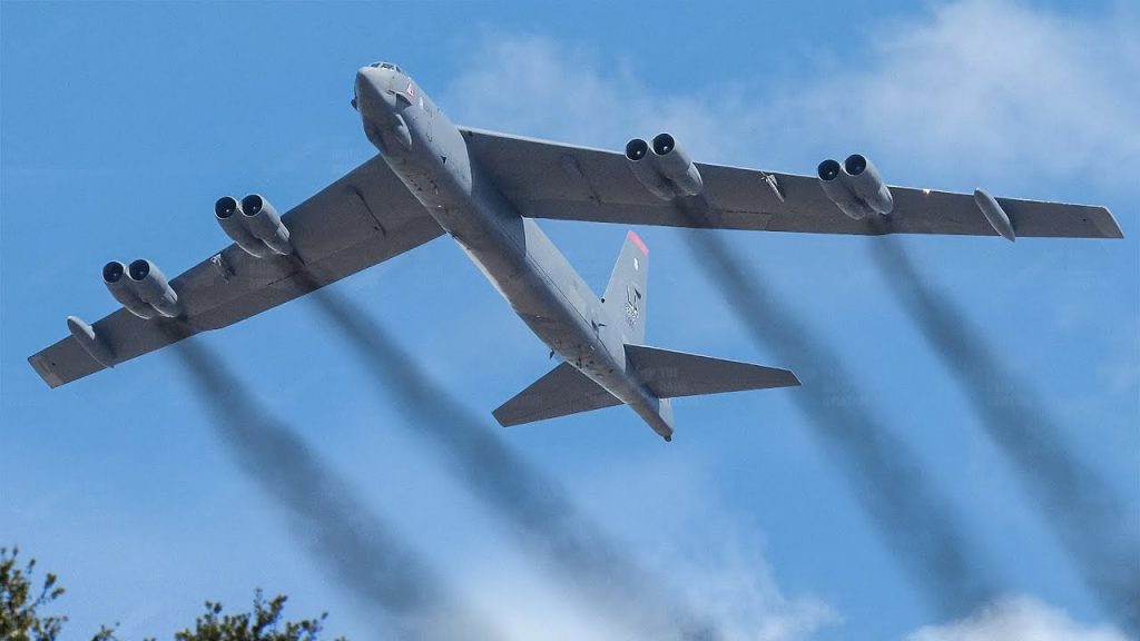 Σχηματισμός αμερικανικών B-52 Stratofortress κατευθύνεται προς την Ευρώπη (βίντεο)