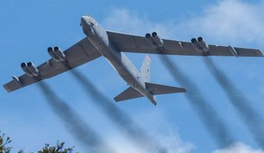 Σχηματισμός αμερικανικών B-52 Stratofortress κατευθύνεται προς την Ευρώπη (βίντεο)