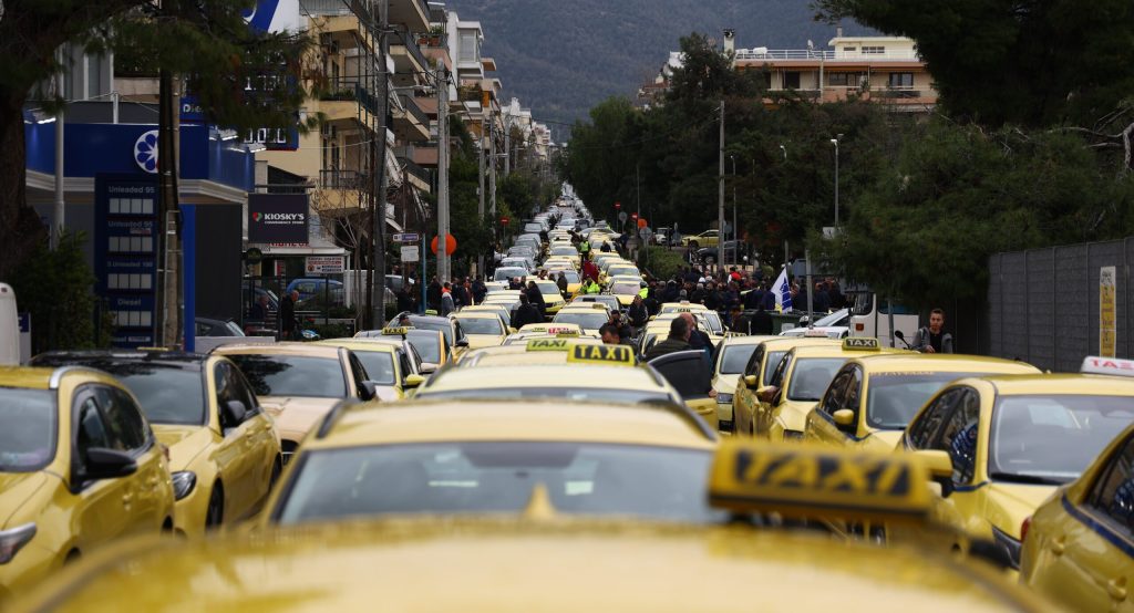 Τρίτη: Ξεκινούν απεργία επ’ αόριστον τα ταξί – Κλιμάκωση των κινητοποιήσεων