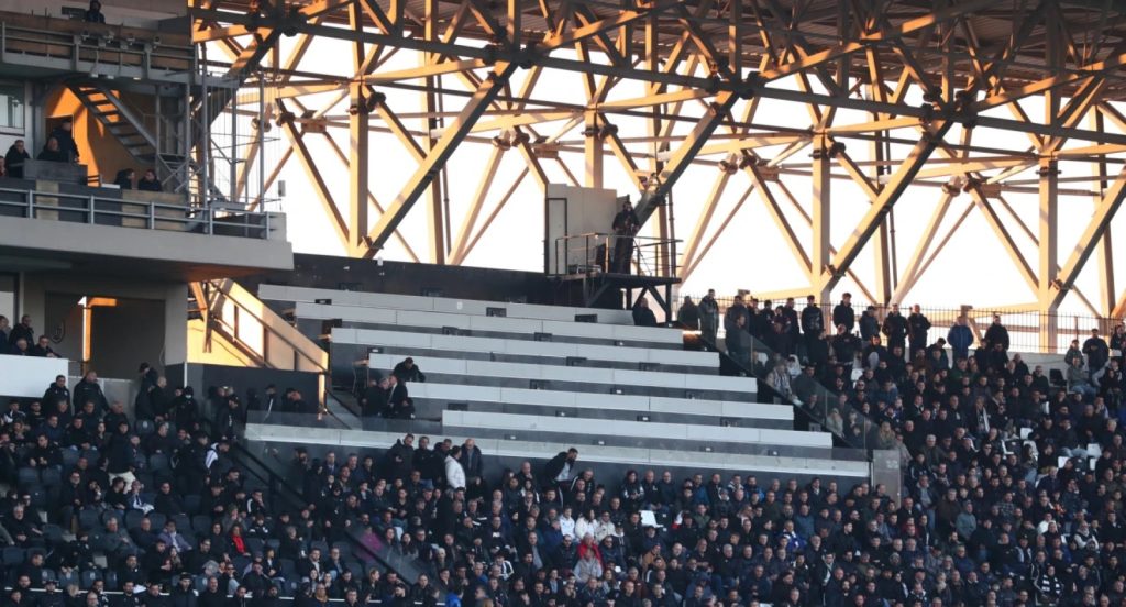 Θεσσαλονίκη: Χειροπέδες σε οκτώ οπαδούς για την επίθεση σε δημοσιογράφους στο γήπεδο της Τούμπας