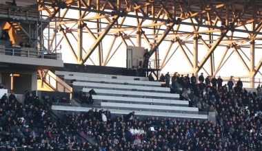 Θεσσαλονίκη: Χειροπέδες σε οκτώ οπαδούς για την επίθεση σε δημοσιογράφους στο γήπεδο της Τούμπας