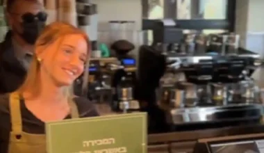 «Βροχή» σχολίων προκάλεσε η 17χρονη που σέρβιρε καφέ στον Μ.Νετανιάχου: «Είναι τόσο όμορφη»