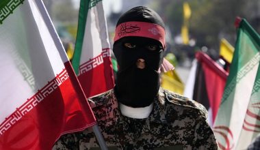 Εξοντώθηκε διοικητής των Φρουρών της Επανάστασης μετά από πυραυλική επίθεση σε στρατιωτική βάση στη Σιράζ (φώτο)