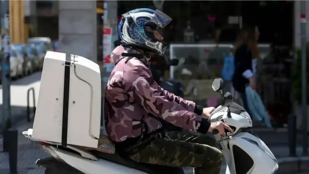 Συνελήφθη διανομέας στον Πύργο που «σέρβιρε» ναρκωτικά κατά τη διάρκεια των παραγγελιών του