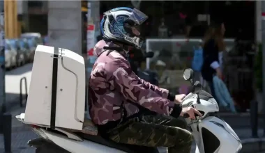 Συνελήφθη διανομέας στον Πύργο που «σέρβιρε» ναρκωτικά κατά τη διάρκεια των παραγγελιών του