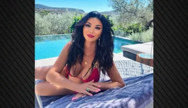 Π.Μαλλιωτάκη: Πόζαρε με μπικίνι σε πισίνα και «ανέβασε τη θερμοκρασία» (φωτο)