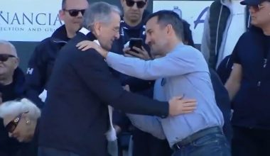 Η αγκαλιά του Αντώνη Σαμαρά με τον Αλέξη Χαρίτση στο γήπεδο της Καλαμάτας – Δείτε βίντεο
