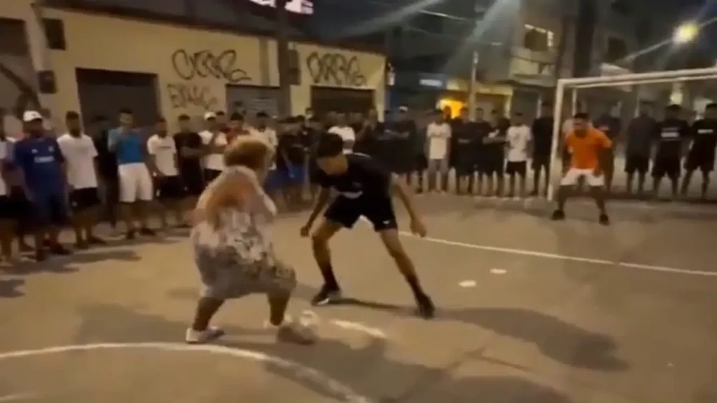 Απίστευτη γιαγιά στη Βραζιλία…ντριμπλάρει και σκοράρει! – «Εξαφάνισε» το νεαρό αντίπαλό της (βίντεο)