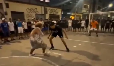 Απίστευτη γιαγιά στη Βραζιλία…ντριμπλάρει και σκοράρει! – «Εξαφάνισε» το νεαρό αντίπαλό της (βίντεο)