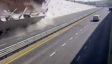 Βίντεο: Η στιγμή που τεράστιος τείχος σε αυτοκινητόδρομο στην Τασκένδη καταρρέει ενώ περνούσαν αυτοκίνητα