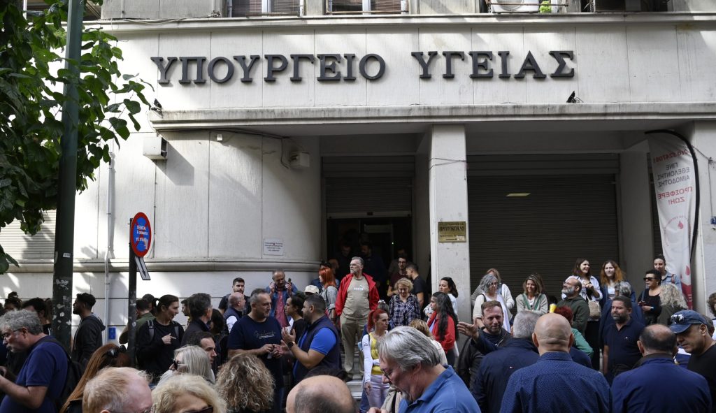 Απεργούν πανελλαδικώς οι νοσοκομειακοί γιατροί: Ετοιμάζεται συγκέντρωση έξω από το υπουργείο Υγείας