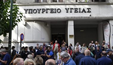 Απεργούν πανελλαδικώς οι νοσοκομειακοί γιατροί: Ετοιμάζεται συγκέντρωση έξω από το υπουργείο Υγείας
