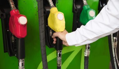 «Στα ύψη» οι τιμές των καυσίμων: Ξεπέρασε τα 2 ευρώ η αμόλυβδη – Τι ακολουθεί