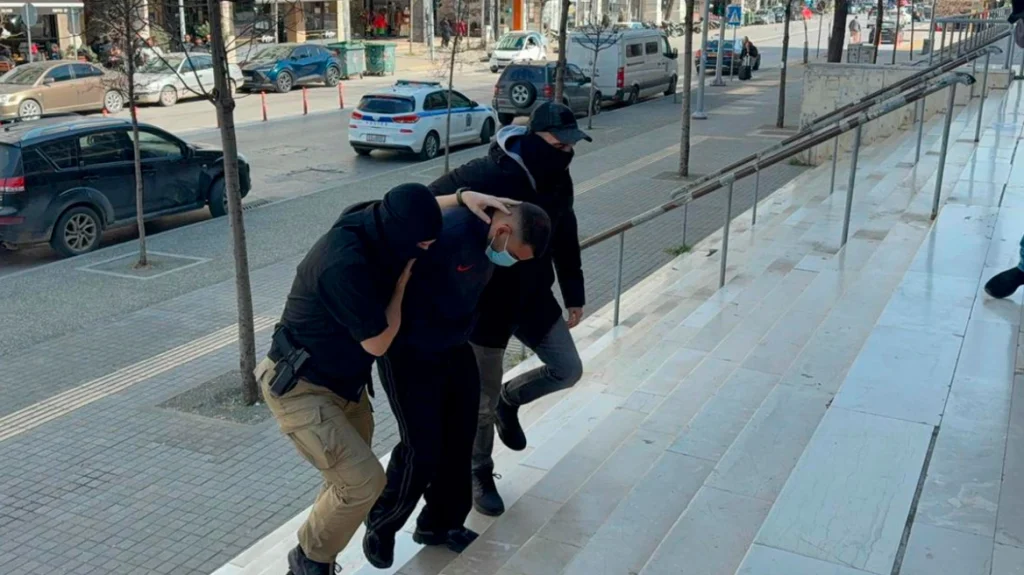 Καλαμαριά: «Με χτυπούσαν με σφυρί στο κεφάλι» – «Ήθελα μόνο να προστατευτώ» – Η απολογία του 23χρονου