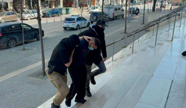 Καλαμαριά: «Με χτυπούσαν με σφυρί στο κεφάλι» – «Ήθελα μόνο να προστατευτώ» – Η απολογία του 23χρονου