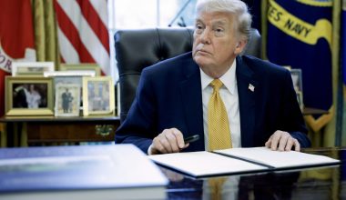 Τώρα ο Τραμπ λέει πως είναι…  καλό που παραιτήθηκε o Τζο Κεντ που διαμαρτυρήθηκε για την επίθεση στο Ιράν