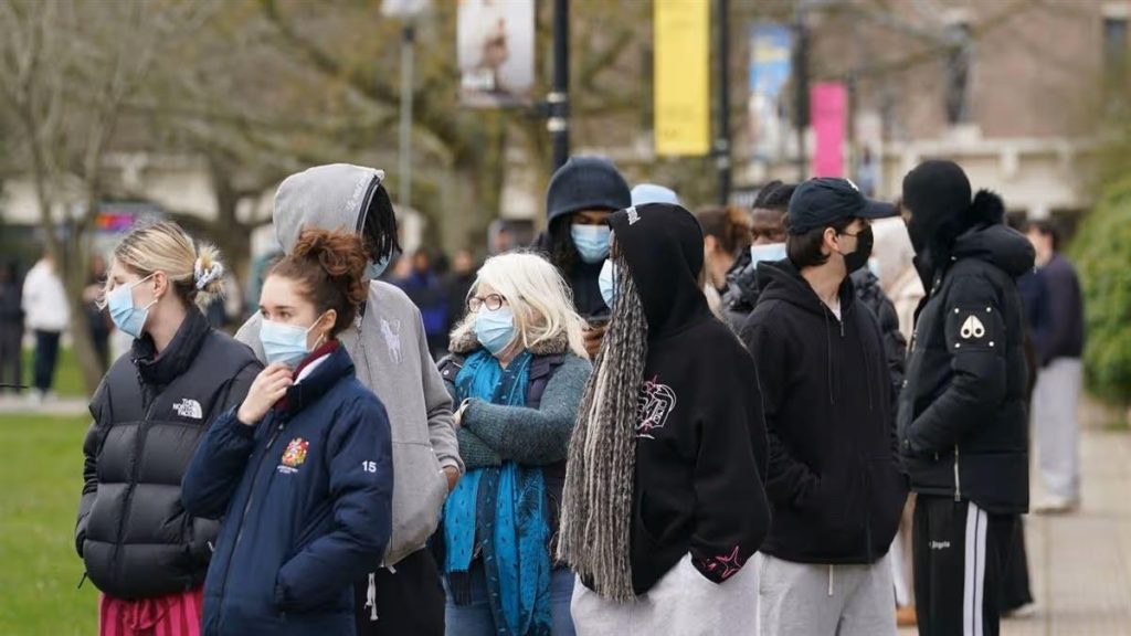 Συναγερμός στη Βρετανία: «Καλπάζει» η μηνιγγίτιδα – 15 επιβεβαιωμένα κρούσματα – Δύο θάνατοι