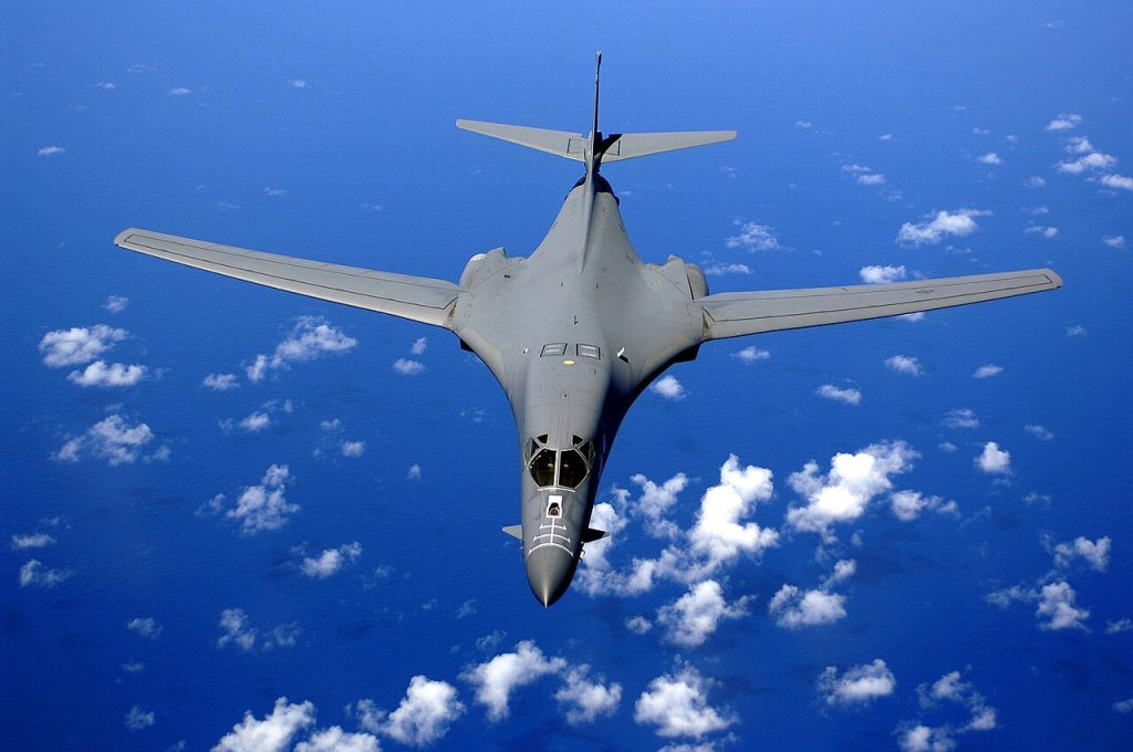 Οι απογειώσεις των στρατηγικών B-1 Lancer  ξυπνούν στους Βρετανούς μνήμες από τον Β’ Πόλεμο του Κόλπου