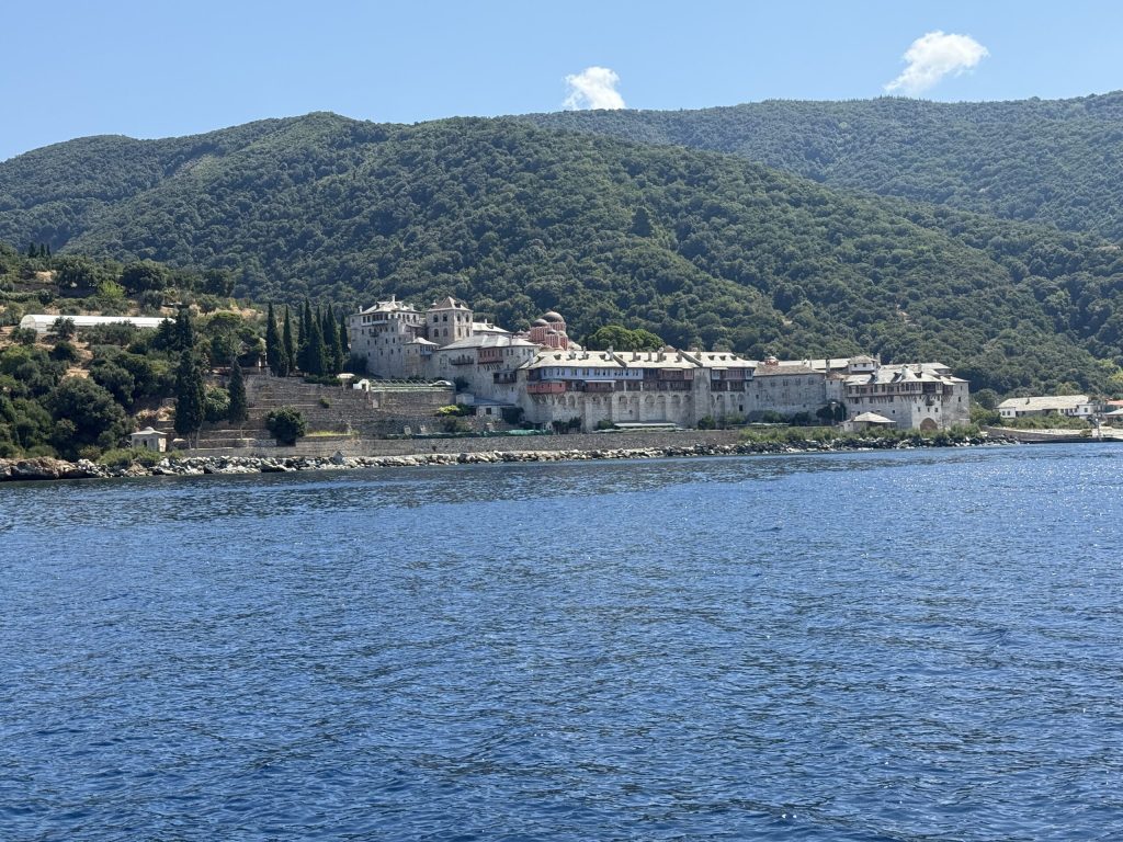 Τροχαίο ατύχημα στο Άγιο Όρος: Mίνι λεωφορείο έπεσε στη θάλασσα – Σώος ανασύρθηκε ο οδηγός