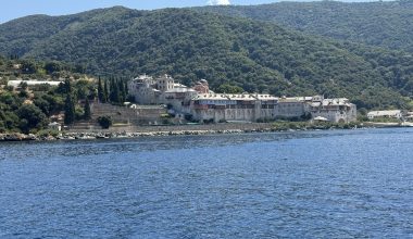 Τροχαίο ατύχημα στο Άγιο Όρος: Mίνι λεωφορείο έπεσε στη θάλασσα – Σώος ανασύρθηκε ο οδηγός