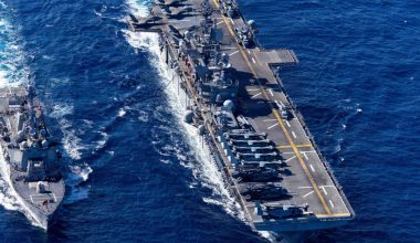 Έμφορτο με χιλιάδες Αμερικανούς πεζοναύτες το «USS Tripoli» – Εντοπίστηκε ανοικτά της Σιγκαμπούρης (φωτο)