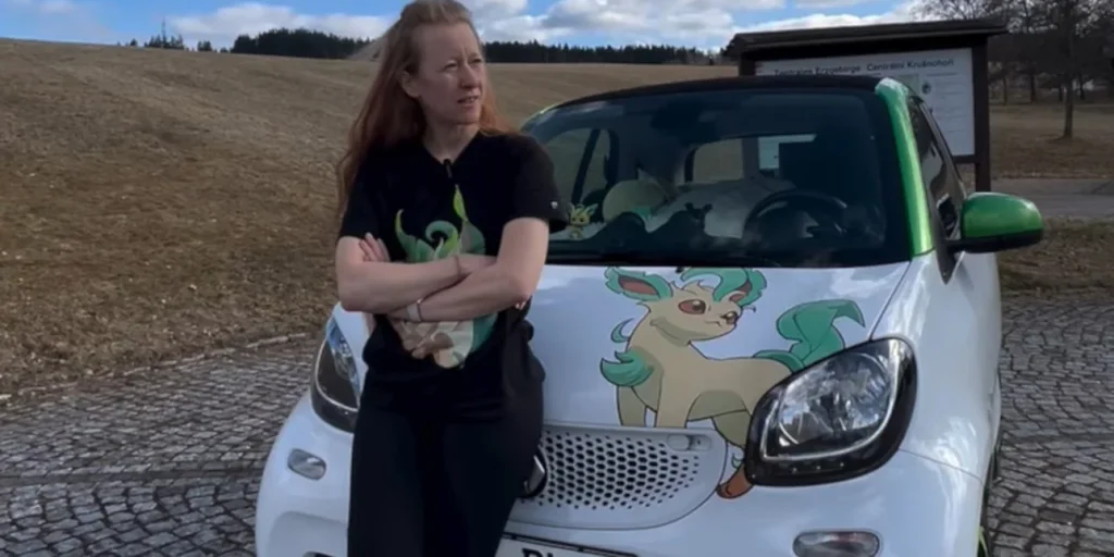 Μετέτρεψε ένα ηλεκτρικό smart σε μίνι τροχόσπιτο και… «έφυγε» για τη Βαλτική (φώτο-βίντεο)