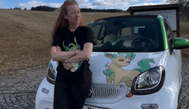 Μετέτρεψε ένα ηλεκτρικό smart σε μίνι τροχόσπιτο και… «έφυγε» για τη Βαλτική (φώτο-βίντεο)