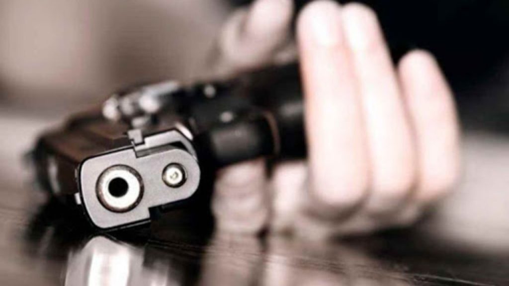 Iνδία: Η στιγμή που άνδρας αυτοπυροβολείται κατά λάθος ενώ «ποζάρει» με όπλο στην κάμερα! (βίντεο)