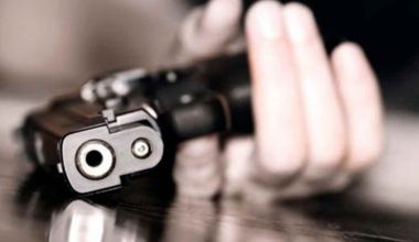 Iνδία: Η στιγμή που άνδρας αυτοπυροβολείται κατά λάθος ενώ «ποζάρει» με όπλο στην κάμερα! (βίντεο)