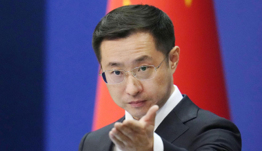 Εκπρόσωπος κινεζικού ΥΠΕΞ: «Στέλνουμε πρωτοφανή ανθρωπιστική βοήθεια σε Ιράν, Ιράκ, Λίβανο και Ιορδανία» (βίντεο)