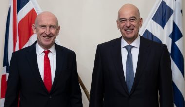 Νίκος Δένδιας από το Λονδίνο: «Δεν υπάρχει περίπτωση να στείλουμε πλοία στα Στενά του Ορμούζ»