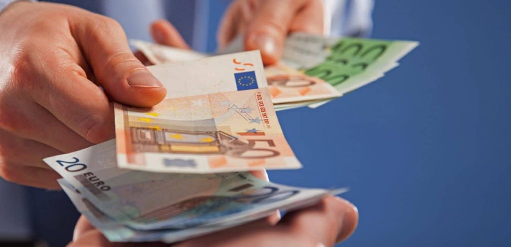 Νέο «όχι» της κυβέρνησης για επαναφορά 13ου και 14ου μισθού στο Δημόσιο