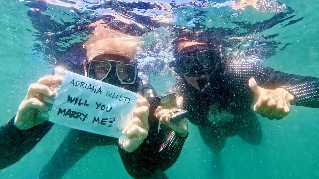 Ο Τζέιμς Χέτφιλντ των Metallica έκανε πρόταση γάμου στη σύντροφό του ανάμεσα σε καρχαρίες (φώτο-βίντεο)