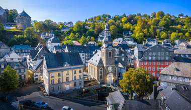 Monschau: Το χωριό στη Γερμανία που θα σας εκπλήξει – Μοιάζει σα να έχει «παγώσει» ο χρόνος
