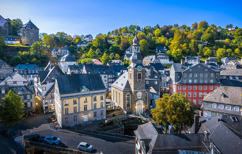 Monschau: Το χωριό στη Γερμανία που θα σας εκπλήξει – Μοιάζει σα να έχει «παγώσει» ο χρόνος
