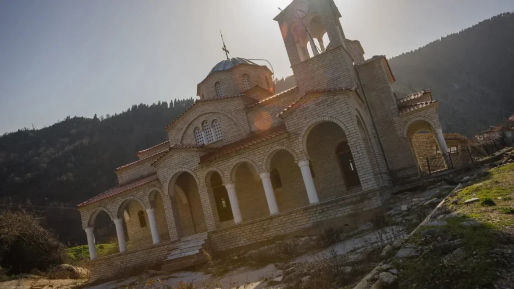 Ροπωτό: Το χωριό που «βουλιάζει» στην άβυσσο
