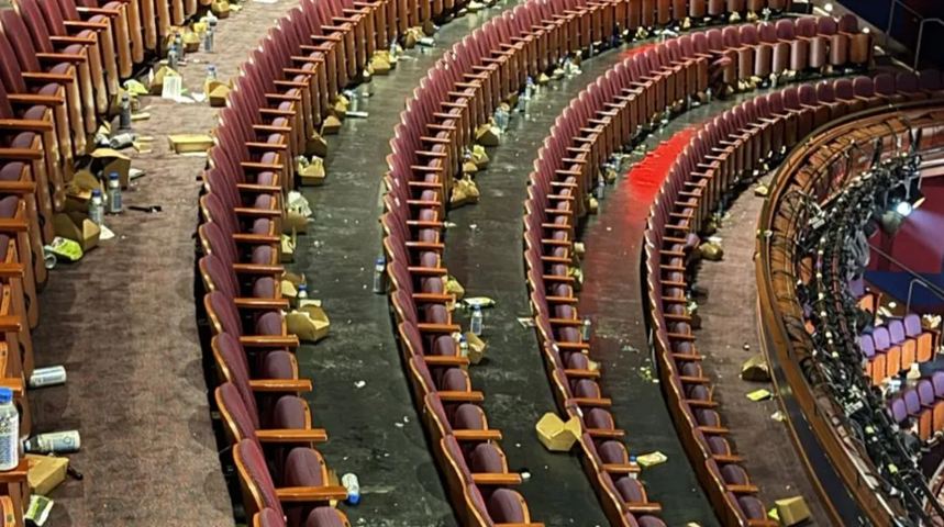 Γεμάτο σκουπίδια το Dolby Theatre μετά την τελετή των Όσκαρ: «Οι πλούσιοι αφήνουν τη βρωμιά τους στους φτωχούς»